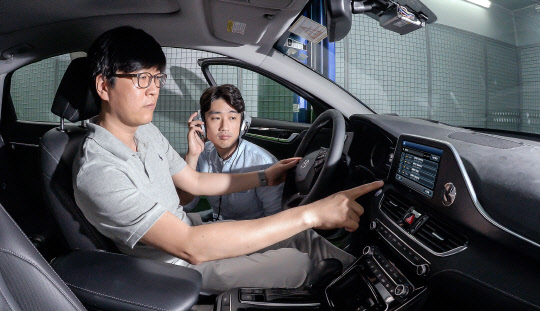 현대·기아차는 카카오의 인공지능(AI) 플랫폼인 '카카오 I(아이)'의 음성인식을 활용한 서버형 음성인식 기술 개발을 완료하고 9월 출시 예정인 제네시스 G70에 처음으로 적용한다고 24일 밝혔다. 사진은 현대·기아차 연구원들이 '서버형 음성인식'  기술에 대한 각종 테스트를 진행하고 있는 모습.<현대·기아자동차 제공>